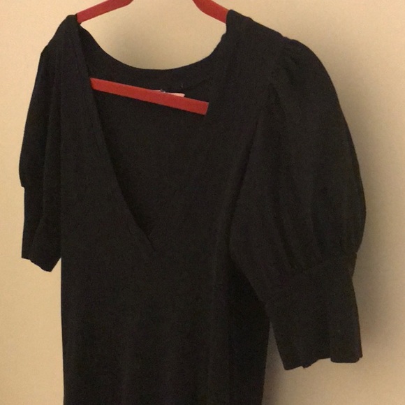 Black v neck with banded sleeves and bottom - Picture 4 of 4